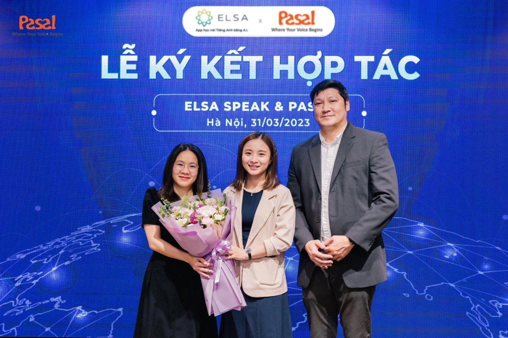 Đại diện ELSA trao tặng hoa cho đại diện Pasal